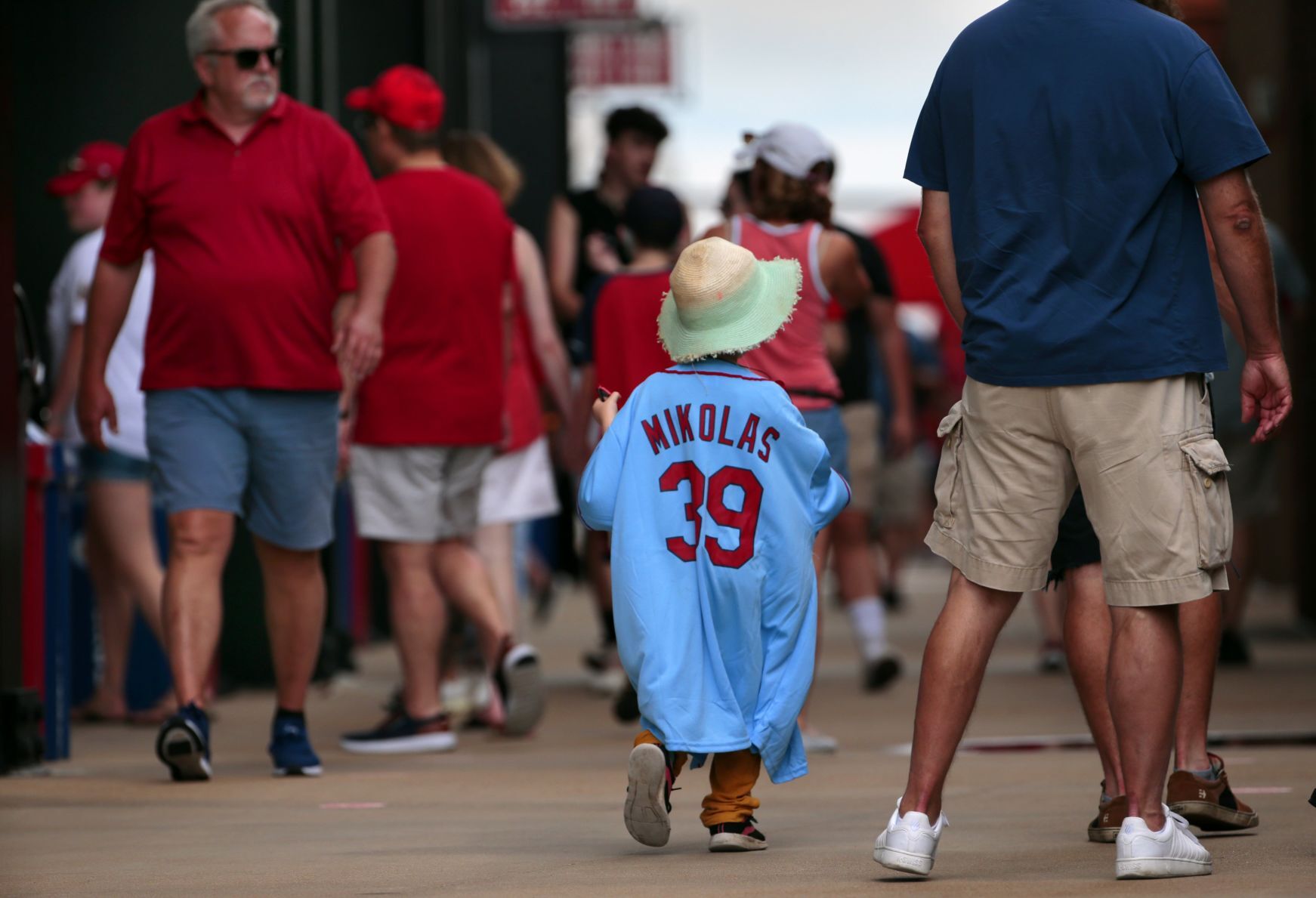 Reds sweep Cardinals 8-7